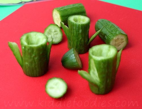 Tulip garden snack for kids - cucumber garnished with tuna step3