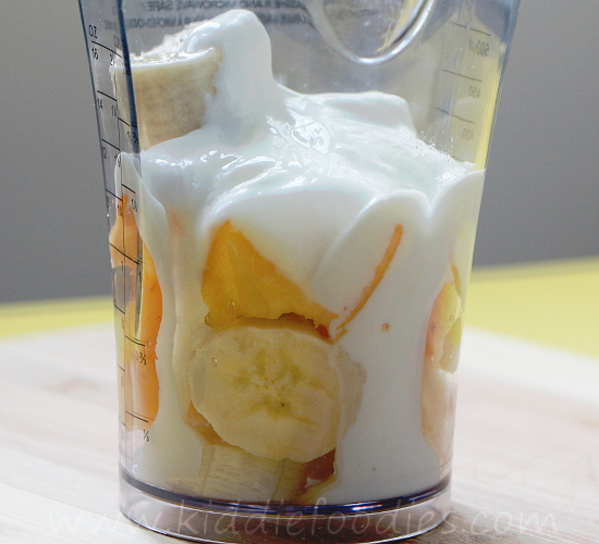 Peach banana smoothie with yogurt step1