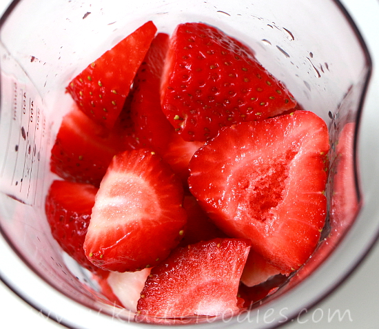 Strawberry frozen yogurt ice cream pops step1a