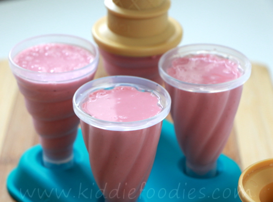 Strawberry frozen yogurt ice cream pops step2