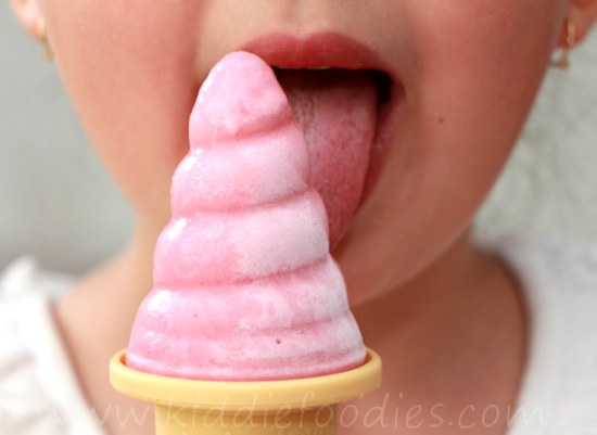 Strawberry frozen yogurt ice cream pops step3b