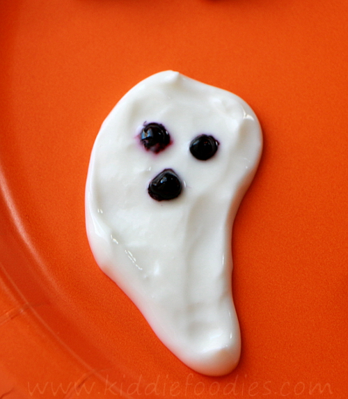 Spooky Halloween dessert - ghosts, bats made from yogurt and blackberries step2a