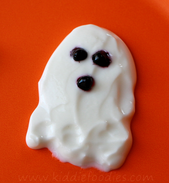 Spooky Halloween dessert - ghosts, bats made from yogurt and blackberries step2b