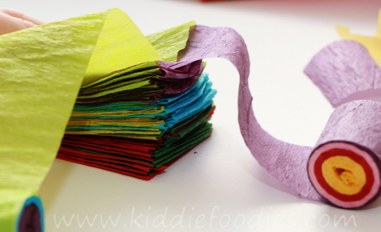 Christmas crafts for kids - how to make your own Christmas tree chain garland from crepe paper step3b