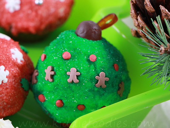 Christmas cupcakes - Christmas balls mini-cupcakes decoration ideas step5e