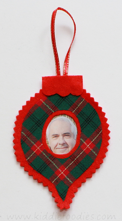 Felt Christmas personalized photo ornaments Butterick B4369 step3d